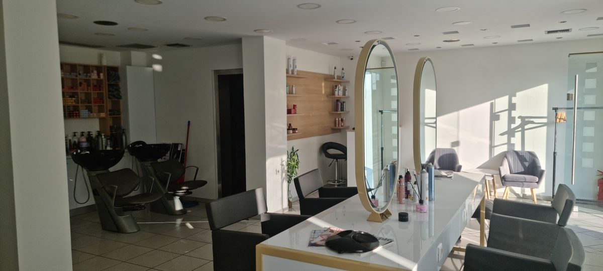 Θέση κομμωτικής με καθρέφτη και ράφια προϊόντων