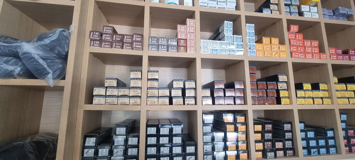 Ο τοίχος με τις βαφές του κομμωτηρίου