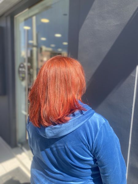 Έντονο κόκκινο σε κοντά μαλλιά