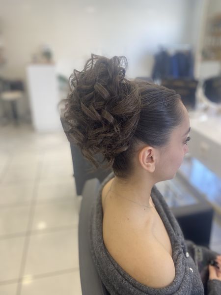 Πιασμένο χτένισμα με μπούκλες